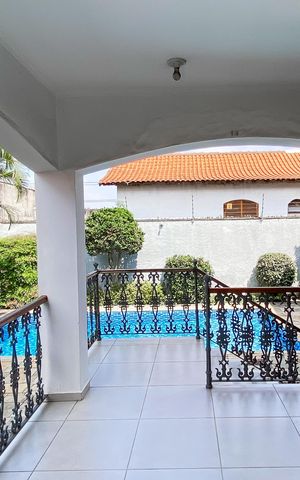 Casa à venda com 450m², 4 quartos e 3 vagas Casa à venda com 450m², 4 quartos e 3 vagasEntrada