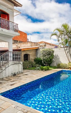 Casa à venda com 450m², 4 quartos e 3 vagas Casa à venda com 450m², 4 quartos e 3 vagasPiscina