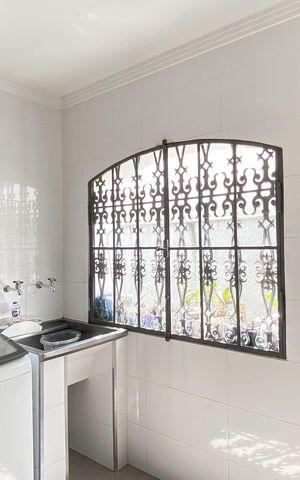 Casa à venda com 450m², 4 quartos e 3 vagas Casa à venda com 450m², 4 quartos e 3 vagasÁrea de Serviço