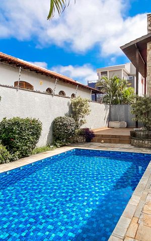 Casa à venda com 450m², 4 quartos e 3 vagas Casa à venda com 450m², 4 quartos e 3 vagasPiscina