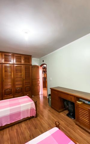 Casa à venda com 450m², 4 quartos e 3 vagas Casa à venda com 450m², 4 quartos e 3 vagasQuarto 1