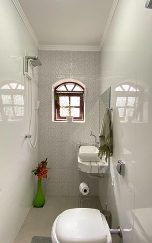 Casa à venda com 450m², 4 quartos e 3 vagas Casa à venda com 450m², 4 quartos e 3 vagasLavabo