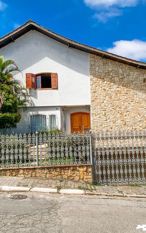 Casa à venda com 450m², 4 quartos e 3 vagas Casa à venda com 450m², 4 quartos e 3 vagasFachada