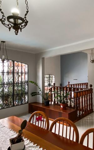 Casa à venda com 450m², 4 quartos e 3 vagas Casa à venda com 450m², 4 quartos e 3 vagasSala