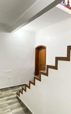 Casa à venda com 450m², 4 quartos e 3 vagas Casa à venda com 450m², 4 quartos e 3 vagasEntrada