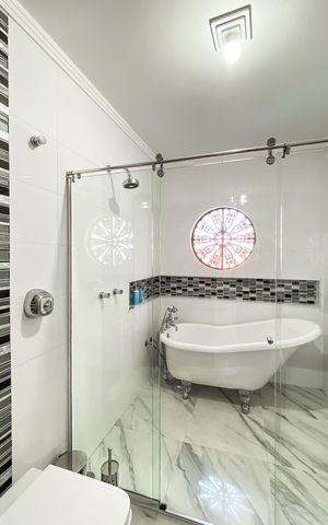 Casa à venda com 450m², 4 quartos e 3 vagas Casa à venda com 450m², 4 quartos e 3 vagasBanheiro da Suíte