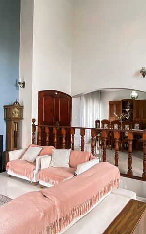 Casa à venda com 450m², 4 quartos e 3 vagas Casa à venda com 450m², 4 quartos e 3 vagasSala