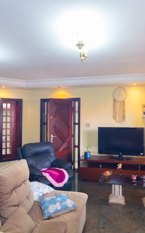 Casa à venda com 327m², 4 quartos e 5 vagas Casa à venda com 327m², 4 quartos e 5 vagasSala