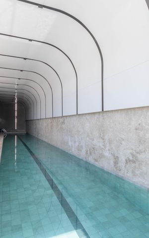 Apartamento à venda com 323m², 4 quartos e 4 vagas Apartamento à venda com 323m², 4 quartos e 4 vagasÁrea comum - Piscina coberta