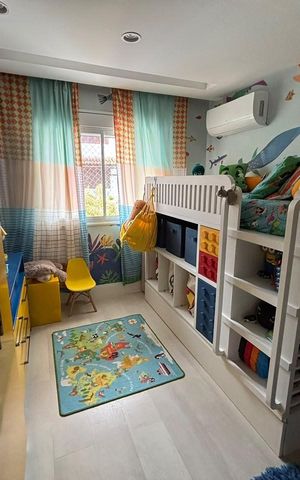 Casa de condomínio à venda com 230m², 5 quartos e 2 vagas Casa de condomínio à venda com 230m², 5 quartos e 2 vagasQuarto