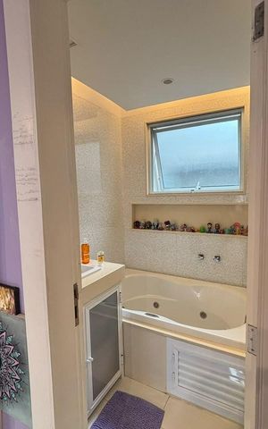 Casa de condomínio à venda com 230m², 5 quartos e 2 vagas Casa de condomínio à venda com 230m², 5 quartos e 2 vagasBanheiro