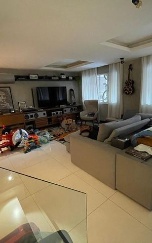 Casa de condomínio à venda com 230m², 5 quartos e 2 vagas Casa de condomínio à venda com 230m², 5 quartos e 2 vagasSala