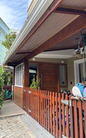 Casa de condomínio à venda com 230m², 5 quartos e 2 vagas Casa de condomínio à venda com 230m², 5 quartos e 2 vagasVaranda