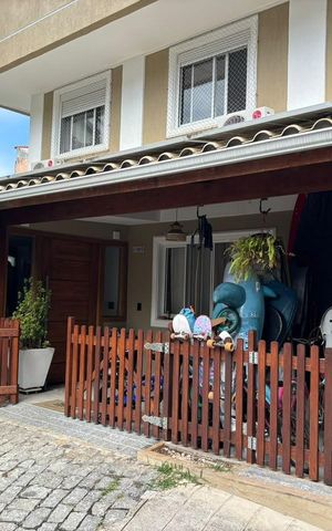 Casa de condomínio à venda com 230m², 5 quartos e 2 vagas Casa de condomínio à venda com 230m², 5 quartos e 2 vagasFachada