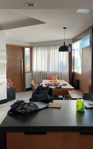Casa de condomínio à venda com 230m², 5 quartos e 2 vagas Casa de condomínio à venda com 230m², 5 quartos e 2 vagasSala de Jantar