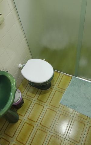 Casa à venda com 150m², 2 quartos e 2 vagasBanheiro dos quartos 
