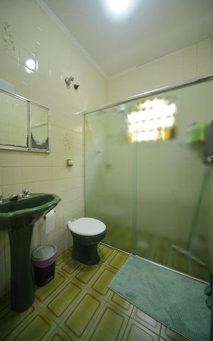Casa à venda com 150m², 2 quartos e 2 vagasBanheiro dos quartos 