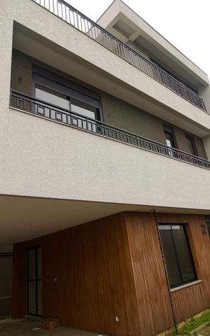 Casa de condomínio à venda com 189m², 3 quartos e 2 vagas Casa de condomínio à venda com 189m², 3 quartos e 2 vagasFachada