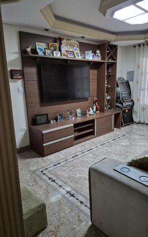 Casa à venda com 242m², 3 quartos e 2 vagas Casa à venda com 242m², 3 quartos e 2 vagasSala