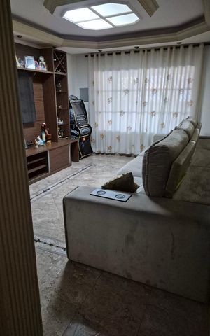 Casa à venda com 242m², 3 quartos e 2 vagas Casa à venda com 242m², 3 quartos e 2 vagasSala