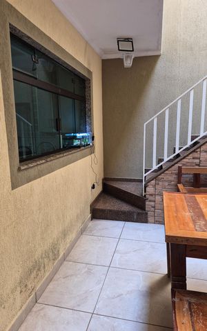Casa à venda com 242m², 3 quartos e 2 vagas Casa à venda com 242m², 3 quartos e 2 vagasÁrea externa