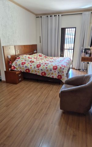 Casa à venda com 242m², 3 quartos e 2 vagas Casa à venda com 242m², 3 quartos e 2 vagasQuarto 3