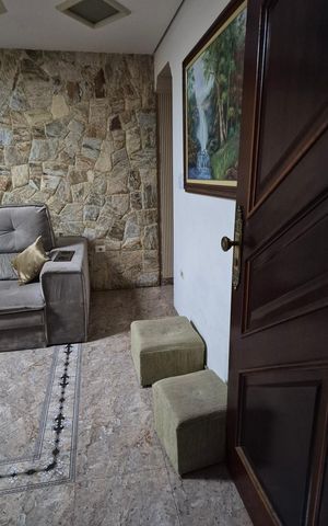Casa à venda com 242m², 3 quartos e 2 vagas Casa à venda com 242m², 3 quartos e 2 vagasSala
