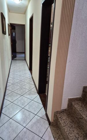 Casa à venda com 242m², 3 quartos e 2 vagas Casa à venda com 242m², 3 quartos e 2 vagasCorredor