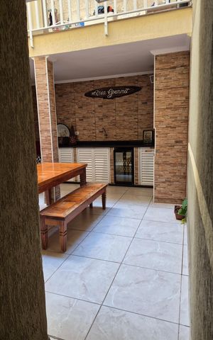 Casa à venda com 242m², 3 quartos e 2 vagas Casa à venda com 242m², 3 quartos e 2 vagasÁrea externa
