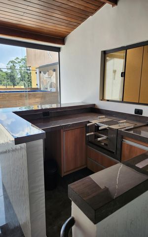 Casa à venda com 242m², 3 quartos e 2 vagas Casa à venda com 242m², 3 quartos e 2 vagasÁrea externa