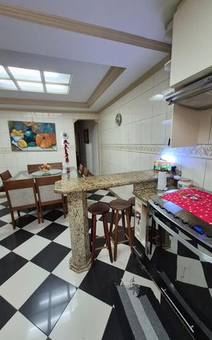 Casa à venda com 242m², 3 quartos e 2 vagas Casa à venda com 242m², 3 quartos e 2 vagasCozinha
