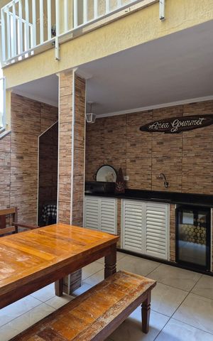 Casa à venda com 242m², 3 quartos e 2 vagas Casa à venda com 242m², 3 quartos e 2 vagasÁrea externa