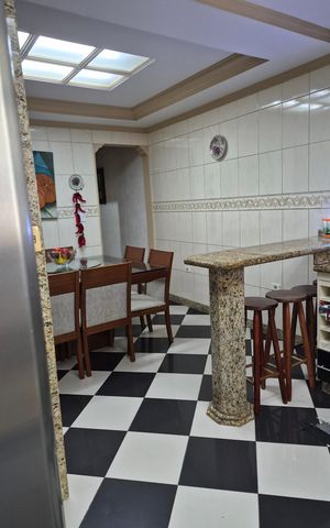 Casa à venda com 242m², 3 quartos e 2 vagas Casa à venda com 242m², 3 quartos e 2 vagasCozinha
