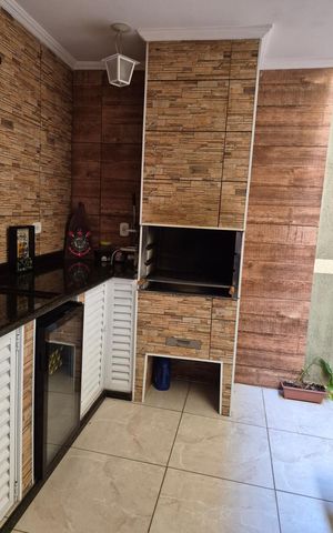 Casa à venda com 242m², 3 quartos e 2 vagas Casa à venda com 242m², 3 quartos e 2 vagasÁrea externa