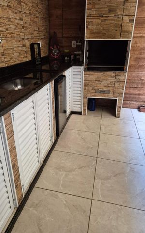 Casa à venda com 242m², 3 quartos e 2 vagas Casa à venda com 242m², 3 quartos e 2 vagasÁrea externa