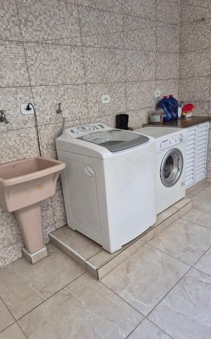 Casa à venda com 242m², 3 quartos e 2 vagas Casa à venda com 242m², 3 quartos e 2 vagasÁrea de serviço
