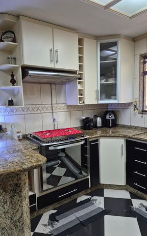 Casa à venda com 242m², 3 quartos e 2 vagas Casa à venda com 242m², 3 quartos e 2 vagasCozinha