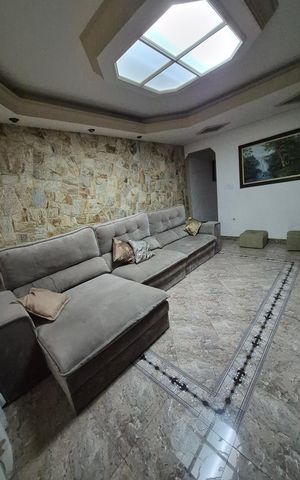 Casa à venda com 242m², 3 quartos e 2 vagas Casa à venda com 242m², 3 quartos e 2 vagasSala