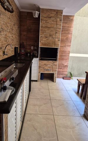 Casa à venda com 242m², 3 quartos e 2 vagas Casa à venda com 242m², 3 quartos e 2 vagasÁrea externa