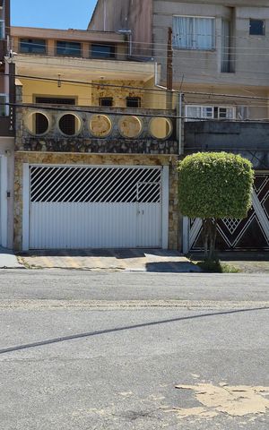 Casa à venda com 242m², 3 quartos e 2 vagas Casa à venda com 242m², 3 quartos e 2 vagasFachada