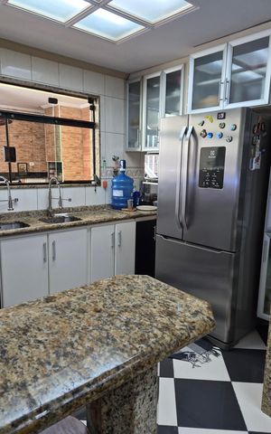 Casa à venda com 242m², 3 quartos e 2 vagas Casa à venda com 242m², 3 quartos e 2 vagasCozinha