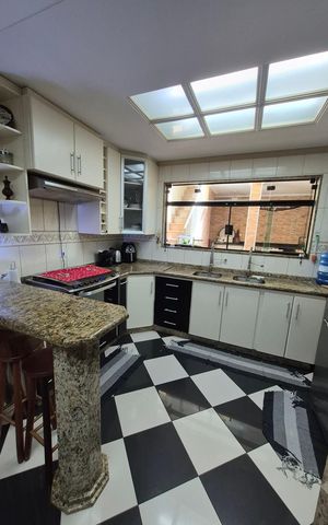 Casa à venda com 242m², 3 quartos e 2 vagas Casa à venda com 242m², 3 quartos e 2 vagasCozinha
