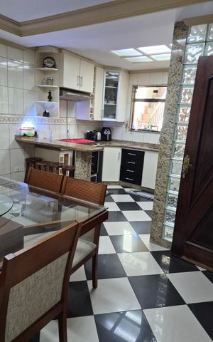 Casa à venda com 242m², 3 quartos e 2 vagas Casa à venda com 242m², 3 quartos e 2 vagasCozinha