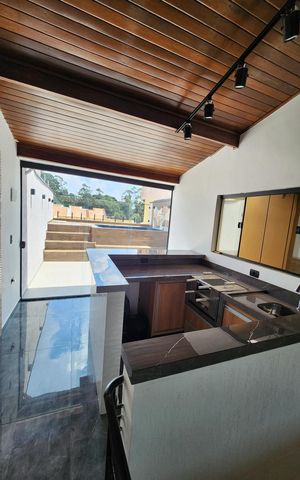Casa à venda com 242m², 3 quartos e 2 vagas Casa à venda com 242m², 3 quartos e 2 vagasÁrea externa