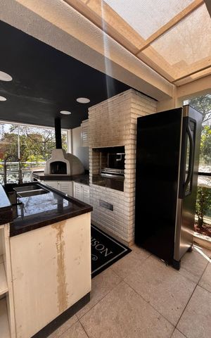 Apartamento à venda com 260m², 4 quartos e 2 vagas Apartamento à venda com 260m², 4 quartos e 2 vagasÁrea comum - Churrasqueira