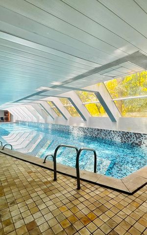 Apartamento à venda com 260m², 4 quartos e 2 vagas Apartamento à venda com 260m², 4 quartos e 2 vagasÁrea comum - Piscina coberta