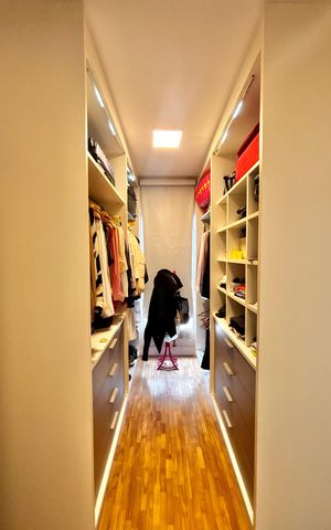 Apartamento à venda com 260m², 4 quartos e 2 vagas Apartamento à venda com 260m², 4 quartos e 2 vagasCloset