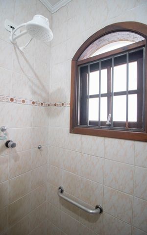 Casa à venda com 130m², 3 quartos e 2 vagas Casa à venda com 130m², 3 quartos e 2 vagasBanheiro social