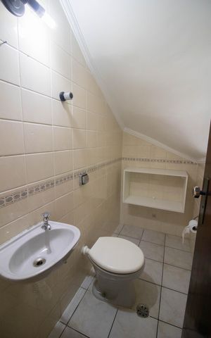 Casa à venda com 130m², 3 quartos e 2 vagas Casa à venda com 130m², 3 quartos e 2 vagasLavabo