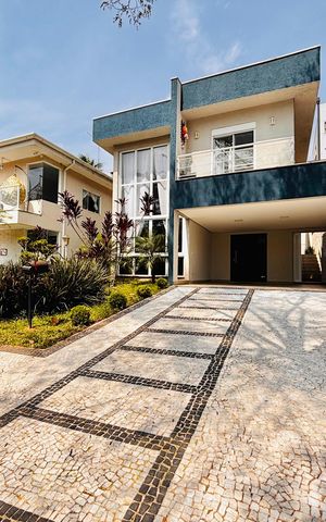 Casa de condomínio à venda com 300m², 3 quartos e 2 vagas Casa de condomínio à venda com 300m², 3 quartos e 2 vagasFachada